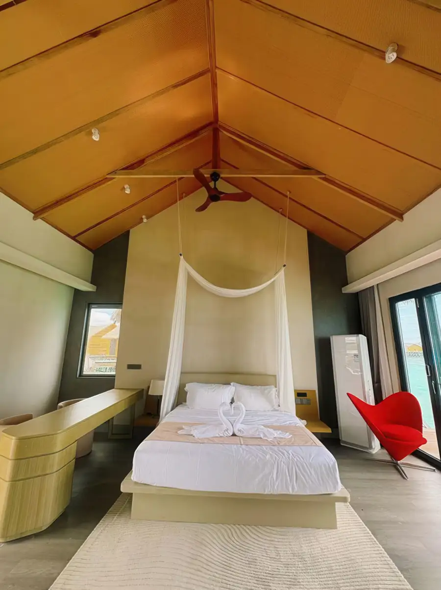 Romantic canopy room